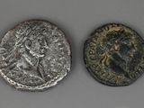 deux pièces d'argent sur lesquelles figurent une femme et un homme