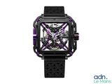 un gros plan d'une montre sur fond blanc, rehaussée de touches violettes