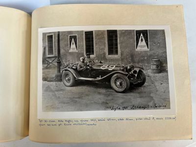 une vieille photo d'un homme et d'une femme dans une voiture