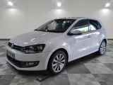 la volkswagen polo blanche est garée sur un carrelage à carreaux