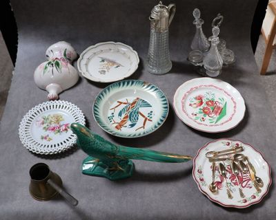 une table sur laquelle sont disposés de nombreux plats et vases différents