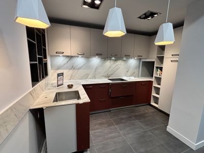 Agencement de cuisine d'angle, dessus en céramique façon mar…