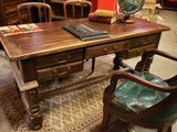 un bureau avec une chaise et un globe terrestre posé dessus