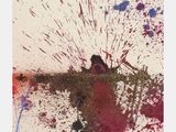 une photo d'une personne assise sur un banc, avec des éclaboussures de peinture sur le sol