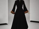 une photo d'un mannequin portant une robe noire à poignets en fourrure