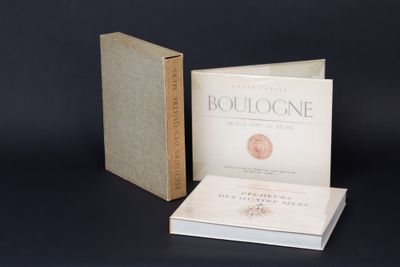 deux livres posés l'un à côté de l'autre sur une table