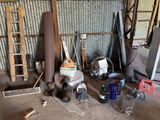 un grand nombre d'outils posés sur le sol