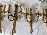 de nombreuses bougies en laiton posées sur une table