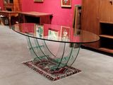 une table en verre avec un plateau en verre et un tapis posé au sol
