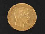 gros plan d'une pièce d'or avec un visage de femme