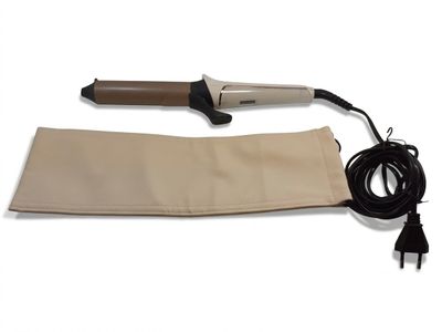 un sèche-cheveux posé sur un sac