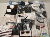 de nombreux vêtements pour hommes exposés dans une boîte