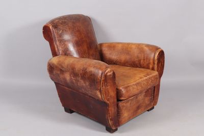 une image représentant un fauteuil en cuir marron sur fond blanc