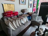 de nombreux coussins sur le canapé du salon