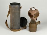 deux vieux masques à gaz et une cartouche sur fond blanc