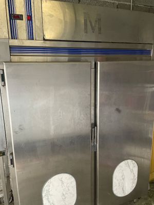 Ancien réfrigérateur inox, non fonctionnel.