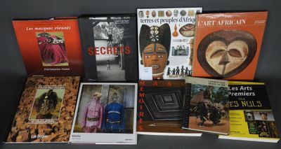 plusieurs livres exposés sur une table avec un fond noir