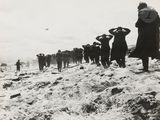 photographie en noir et blanc d'un groupe de personnes debout sur une colline