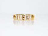 une bague en or jaune sertie de diamants bleus et blancs