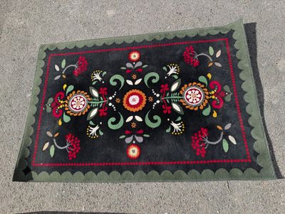 un tapis posé au sol, orné d'un motif floral