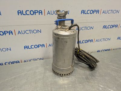 une pompe à eau en acier inoxydable équipée d'un tuyau