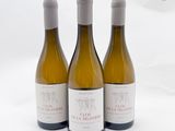 trois bouteilles de vin posées l'une à côté de l'autre sur une table