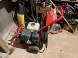 une image d'un garage avec des outils et des outils sur le sol