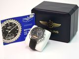 une montre posée à côté d'une boîte