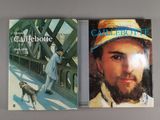 deux livres posés sur une table
