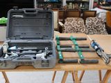 une trousse à outils posée sur une table en bois