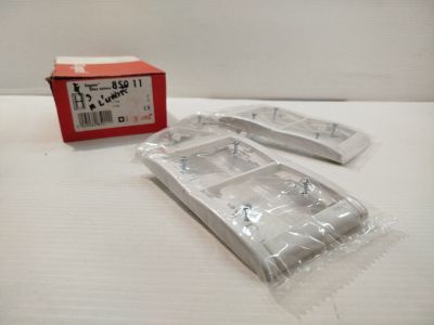 une boîte de cigarettes posée sur une table à côté d'une autre boîte de cigarettes