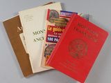 plusieurs livres sont empilés sur une table
