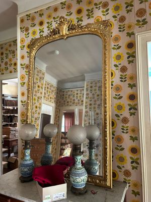un miroir et des vases posés sur une table dans une pièce