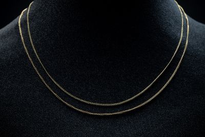 un collier à chaîne en or sur un mannequin mannequin mannequin mannequin mannequin mannequin mannequin mannequin mannequin mannequin