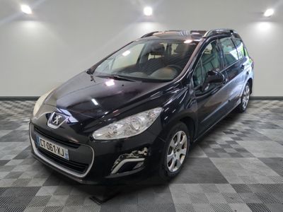 la photo d'une voiture noire garée dans un garage