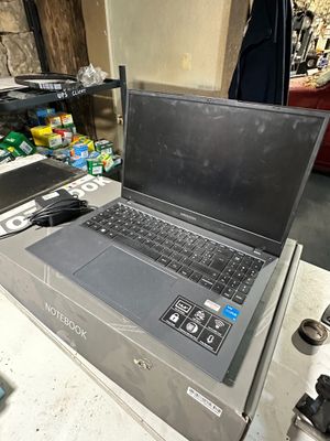 un ordinateur portable posé sur une table