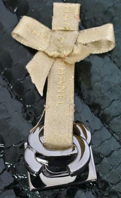 CHANEL Deux éléments de fermoir de sac dont un siglé CC en m…