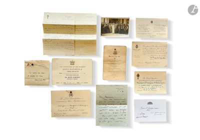 une image représentant une collection de vieux papiers et de lettres posés sur une surface blanche