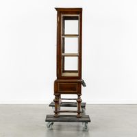 Vitrine anglaise sur pied, en noyer, style néo-William & Mar… (photo 5)
