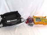 un sac et une manette de jeu sur fond blanc