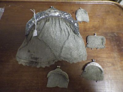 un petit sac à main posé sur une table en bois
