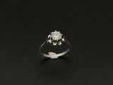 gros plan d'une bague en diamant sur une surface noire