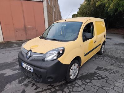 La petite camionnette jaune est garée sur le parking.