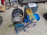 de nombreux outils qui traînent par terre dans le garage