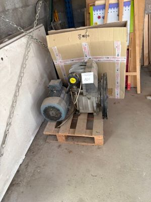 une pile de cartons et une machine dans un garage