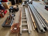 tout un tas de types de tuyaux et de tubes différents dans un garage