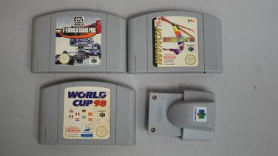 Trois cartouches de jeux Nintendo sont posées les unes à côté des autres sur une table