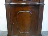 une petite armoire en bois munie d'une porte