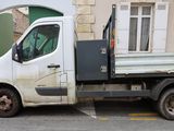 un camion blanc garé sur le bord de la route
