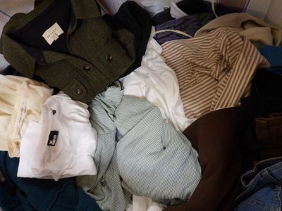 une pile de vêtements sur un lit